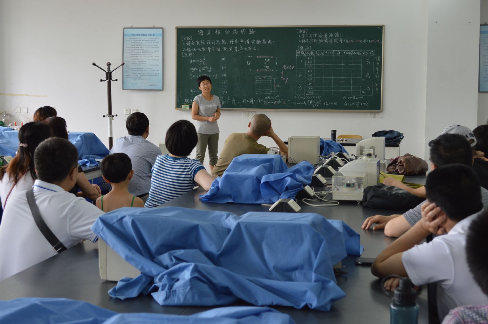 英国上市公司官网365物理系组织教师进行实验观摩教学