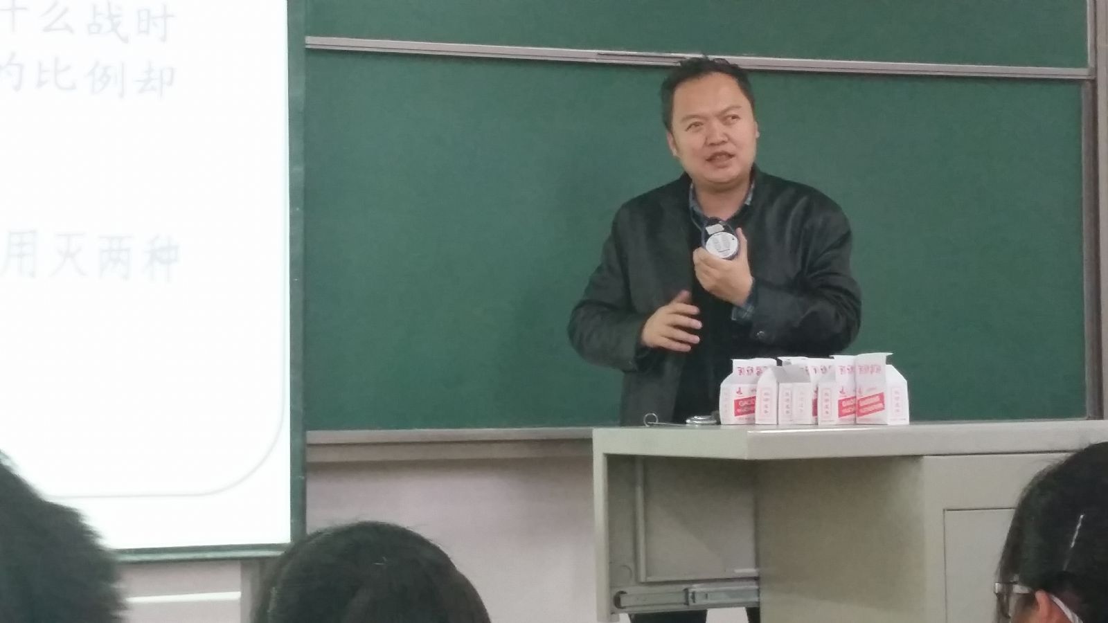 红柳学术讲坛: 英国上市公司官网365霍海峰教授作“给青春的你——数学之魅力”学术报告